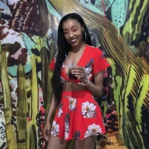 Meet your Posher, Danielle